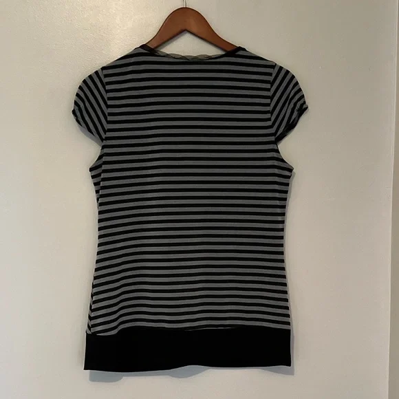 Worthington Black & Gray Fitted Ruffled Blouse – Medium - Picture 11 of 12